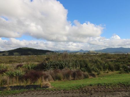 BRAND SPANKING NEW! - Photo 2