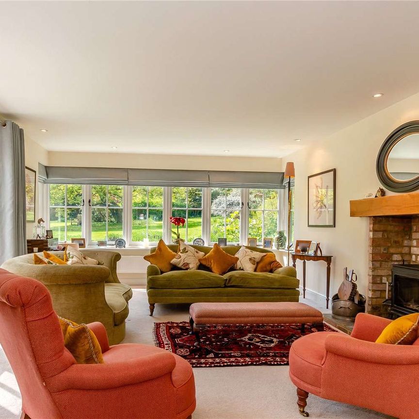 Character family home in a village setting - Photo 1