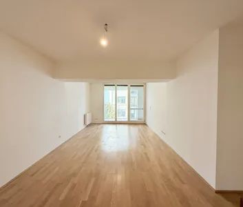 Geräumige 2-Zimmer Wohnung mit großem Wohnzimmer und begehbarem Kleiderschrank in urbaner Lage - Photo 2