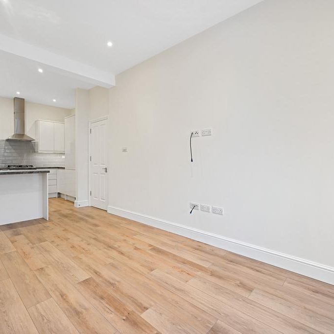 4 bedroom flat to rent - Photo 1