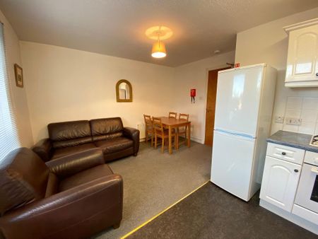 3 bedroom flat to rent - Photo 2