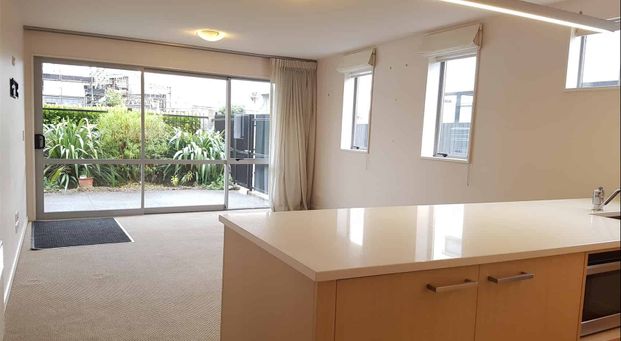 Simply beautiful city complex living! - Photo 1