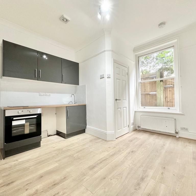 Studio to rent - Photo 1