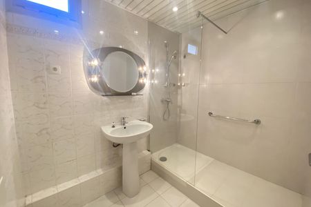 Appartement type 3 pièces loué vide avec garage et cave dans - Photo 2