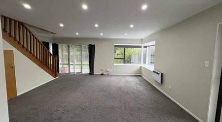 Family living in sought after location - Photo 3