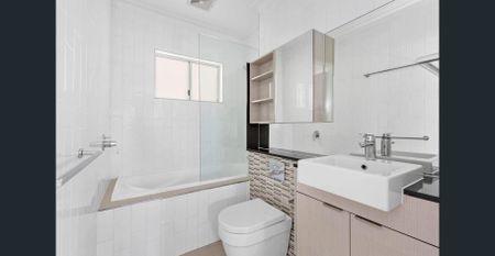 Private, Stylish & Secure in the Heart of Bulimba - Photo 5