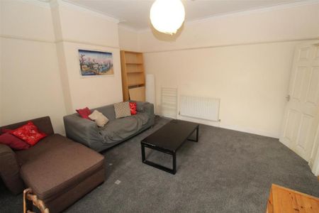 3 bedroom flat to rent - Photo 2