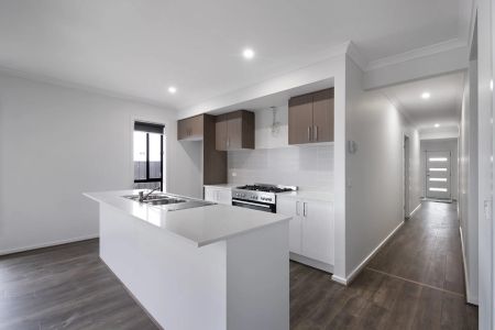 Modern home, offering comfortable living with low maintenance - Photo 4