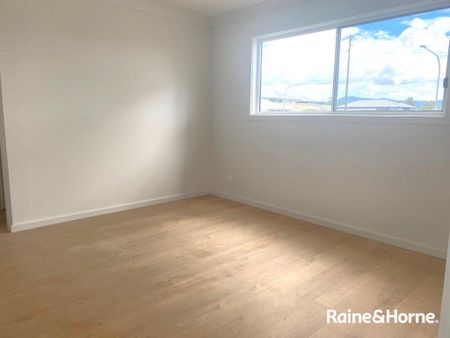 Be Impressed - Spacious Modern Townhouse - Photo 5