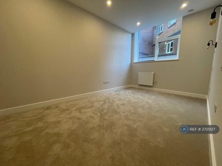 2 bedroom flat to rent - Photo 2