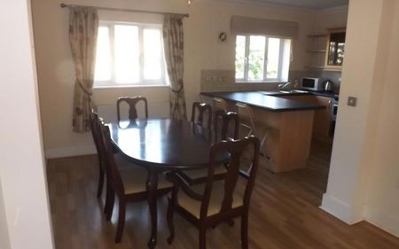 *** STUDENT PROPERTY *** Four bedroom student house. Availabe from August on a furnished basis, with bills excluded. - Photo 2