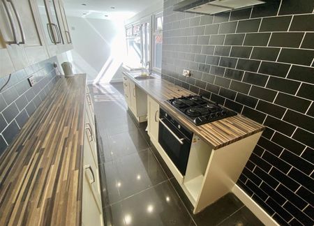3 bedroom house - terraced to rent - Photo 2