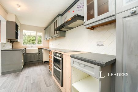 3 bedroom house to rent Trent Road, Brockworth, Gloucester, GL3 - Photo 2