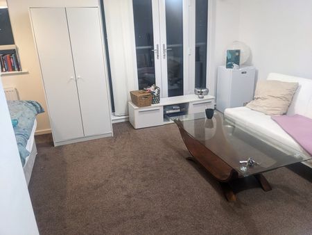 Room in a Shared House, Clover Drive, M7 - Photo 2