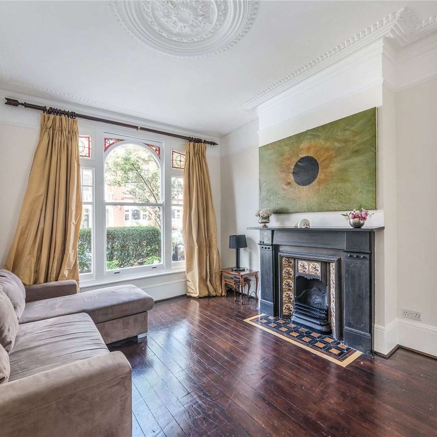 Five bedroom 'Lion house' with a modern kitchen and fantastic light dining room/family room leading onto a patio garden. - Photo 1