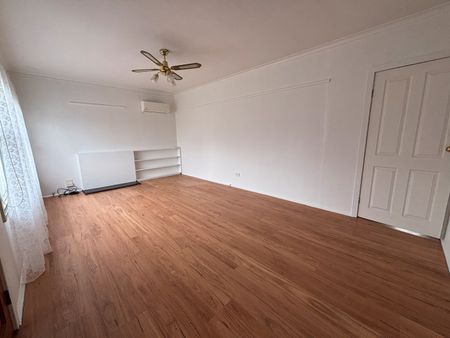 Freshly updated 3 bedroom home - Photo 3