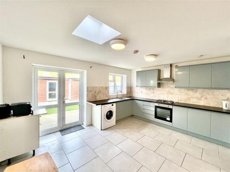 4 bedroom end of terrace house to rent - Photo 4