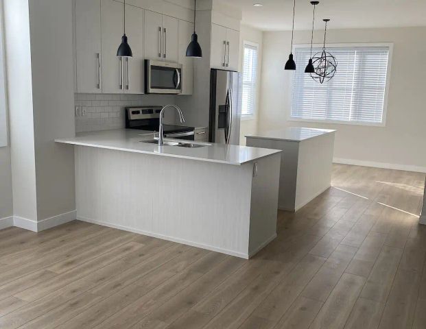 Bright Spacious Modern Townhome — 4 Bedrooms Townhouse - Photo 1