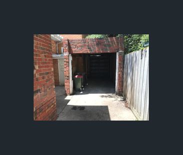 Charming 1930s Art Deco Duplex in a Quiet, Convenient Location - Photo 3