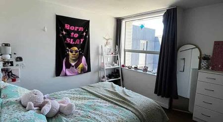 Stylish 3BR Townhouse in Newtown - Photo 3