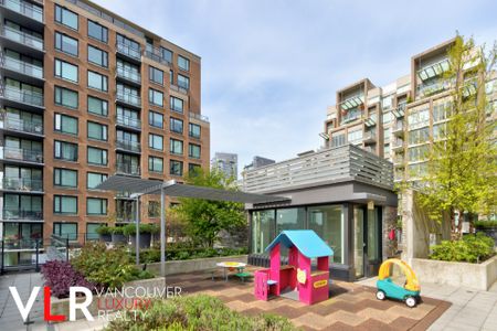 Townhouse in Downtown Vancouver, British Columbia - Photo 3