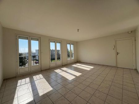 Location Appartement 4 pièces 80m² ST JEAN DE BRAYE 45800 - Photo 2