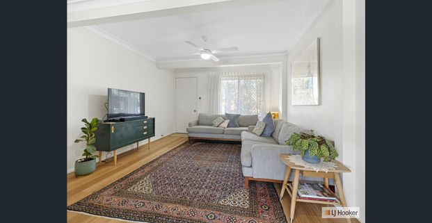 RENOVATED 3 BEDROOM TOWNHOUSE - SMALL PET CONSIDERED - Photo 1