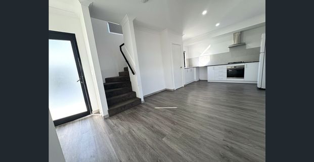 Spacious 4-Bedroom Townhouse for Rent – Prime Location! - Photo 1