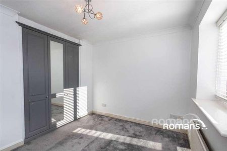 Ruth Close, Farnborough, GU14 - Photo 3