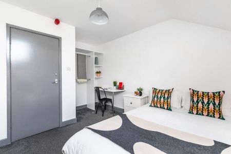 3 bedroom flat to rent - Photo 4