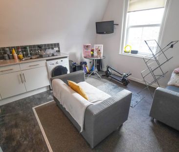 3 Bedroom Flat To Rent in Lansdowne - £1,350 pcm Tenancy Info - Photo 2