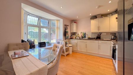 Chimneys Lodge, 27 Forty Hill, Enfield - Photo 5