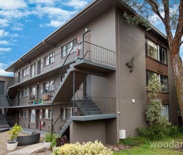 Spacious living - Photo 2