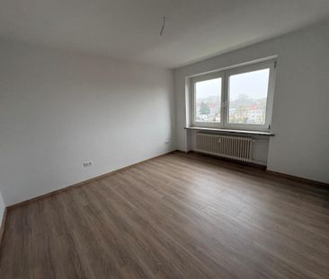 Modernisierte 4-ZKB-Balkonwohnung im Hochhaus in Heppens zu vermieten! - Photo 1