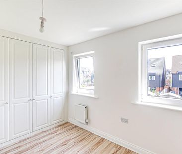 4 bedroom semi-detached house to rent - Photo 4