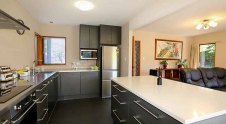 A Beautiful Home in Riccarton - Modern and a Must see - Photo 3
