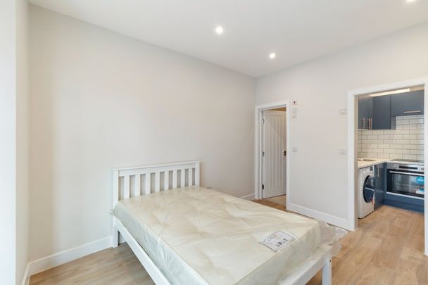 Studio Flat, Cambridge Road, TW4 - Photo 1