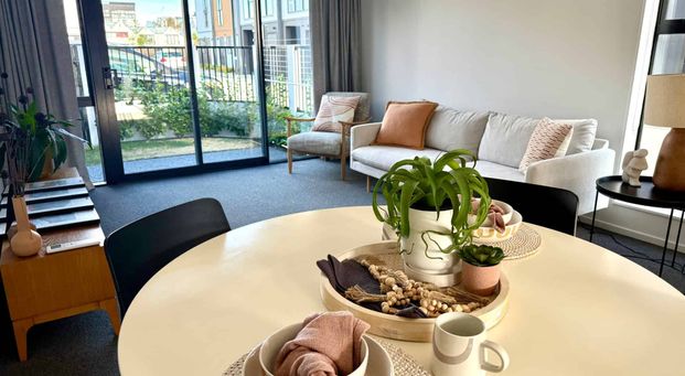 IMMACULATE FULLY FURNISHED INNER CITY APARTMENT! - Photo 1
