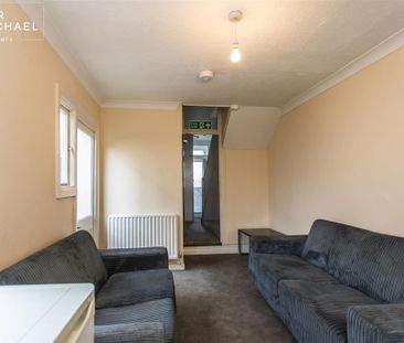 4 bedroom terraced house to rent - Photo 2