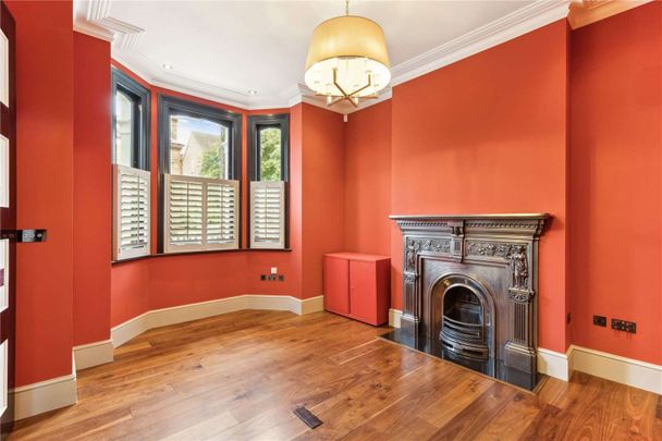 A stunning five bedroom family house on one of the most desirable residential roads in Balham. - Photo 1