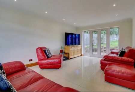 Windmill Drive, High Wycombe - Photo 2