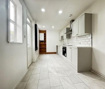 3 bedroom semi-detached house to rent - Photo 6