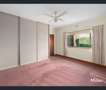 FABULOUS FLEXIBILITY WITH A STUDIO AND NORTH-REAR GARDEN - Photo 3