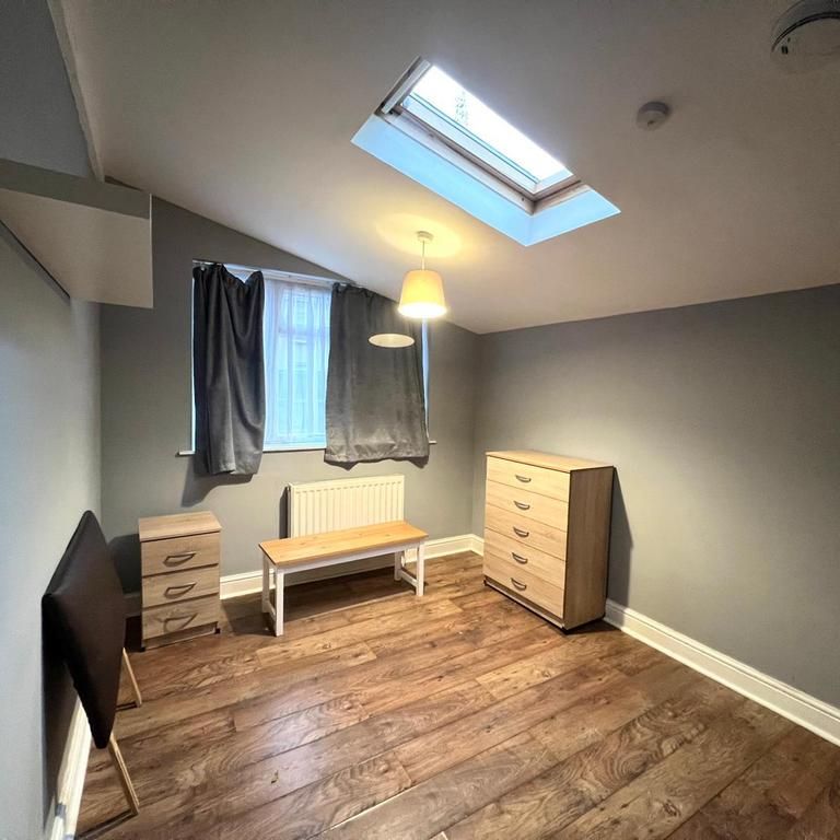 6 bedroom semi-detached house to rent - Photo 1