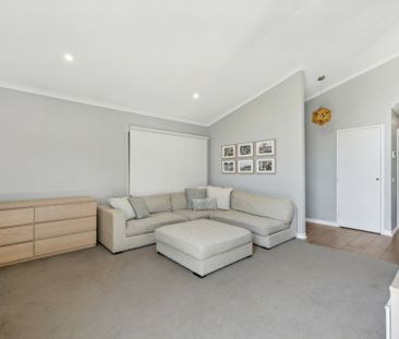 Immaculate three bedroom home with pool - Photo 1