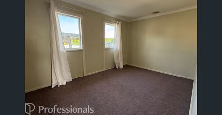 3 Bedroom Home - Spacious Backyard - Photo 2