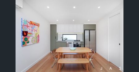 Contemporary Living with Courtyard & Balcony - Photo 5