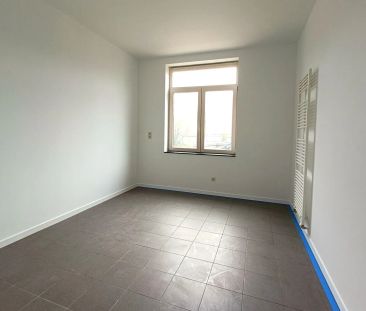 GELIJKVLOERS APPARTEMENT MET 4 SLAAPKAMERS - Photo 1