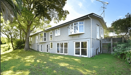 Large 6-Bedroom Home with Rumpus & Garage - Photo 3