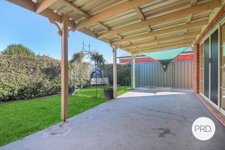 AMAZING LOCATION, STUNNING TOWNHOUSE! - Photo 2